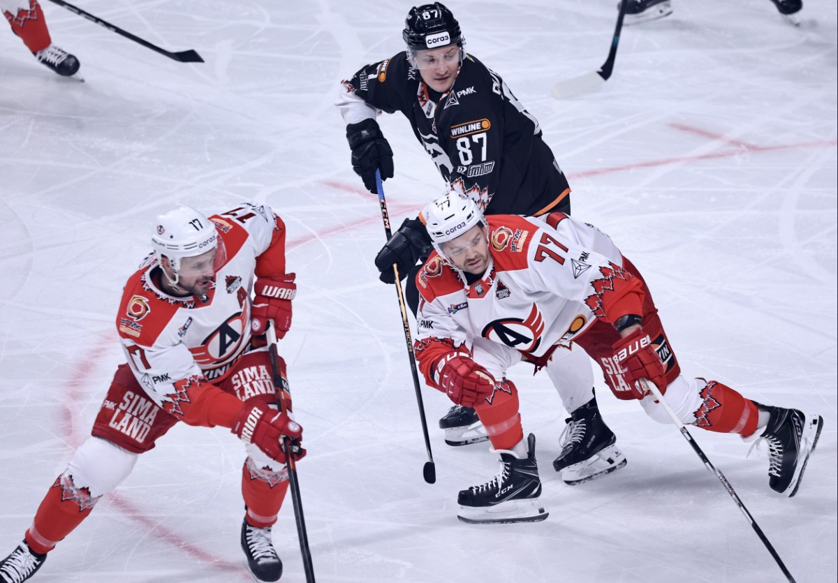 Трактор потерпел крупное поражение в матче с Автомобилистом gubernia74 ru articles sport 1136977 В Челябинске на арене Трактор состоялся матч регулярного чемпионата КХЛ в котором хозяева уступили екатеринбургскому Автомобилисту со счетом 1 5 Игра собрала 7 5 тысячи зрителей и стала третьим поражением челябинцев в Уральском дерби в этом сезоне t me chgub