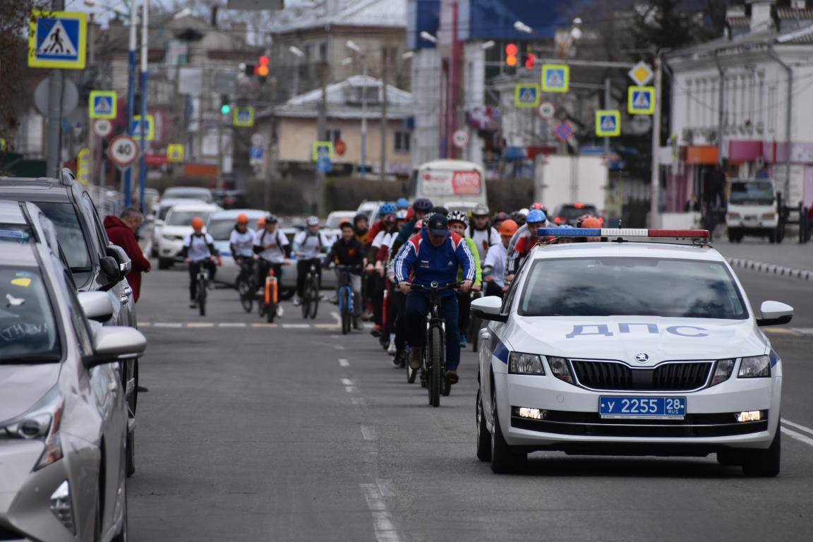 6 мая в Белогорске состоится городской велопробег, посвященный 80-й годовщине Победы в Великой Отечественной войне. Его участниками станут школьники, студенты, волонтеры Забайкальской железной дороги и любители велосипедного спорта. Велосипедисты в сопровождении патрульных автомобилей ГИБДД проедут по памятным местам города. Начнется мероприятие в 14:00 с митинга у Мемориала воинской славы. В 14:15 – состоится старт по ул. Садовая со стороны сквера Памяти через перекресток ул. Садовая – ул. им. Кирова. Далее маршрут пройдет по ул. Партизанская до ул. 1-я Вокзальная, где состоится митинг у Стелы памяти Белогорским комсомольцам – участникам Великой Отечественной войны. От ул. 1-ая Вокзальная участники велопробега продолжат движение по ул. Ударная, по ул. Кирова до Памятника «Воинам-автомобилистам», где также состоится митинг. Обратно велопробег двинется по ул. Кирова и финиширует у Мемориала воинской славы. Велопробег продлится 1,5 часа – до 15:30. Во время прохождения велопробега через перекрестки движение автомобилей будет частично ограничено. Госавтоинспекция призывает всех водителей заранее планировать свой маршрут движения, на время проведения велопробега соблюдать установленную скорость и необходимую дистанцию. При проезде перекрестков по маршруту велопробега колонна велосипедистов будет осуществлять движение без остановки. При приближении патрульного автомобиля с включенными проблесковыми маячками синего и красного цвета и специальным звуковым сигналом, водители обязаны уступить дорогу для обеспечения беспрепятственного проезда транспортных средств, движущихся в колонне. Обгон запрещен в случае сопровождения патрульными автомобилями движущейся колонны.