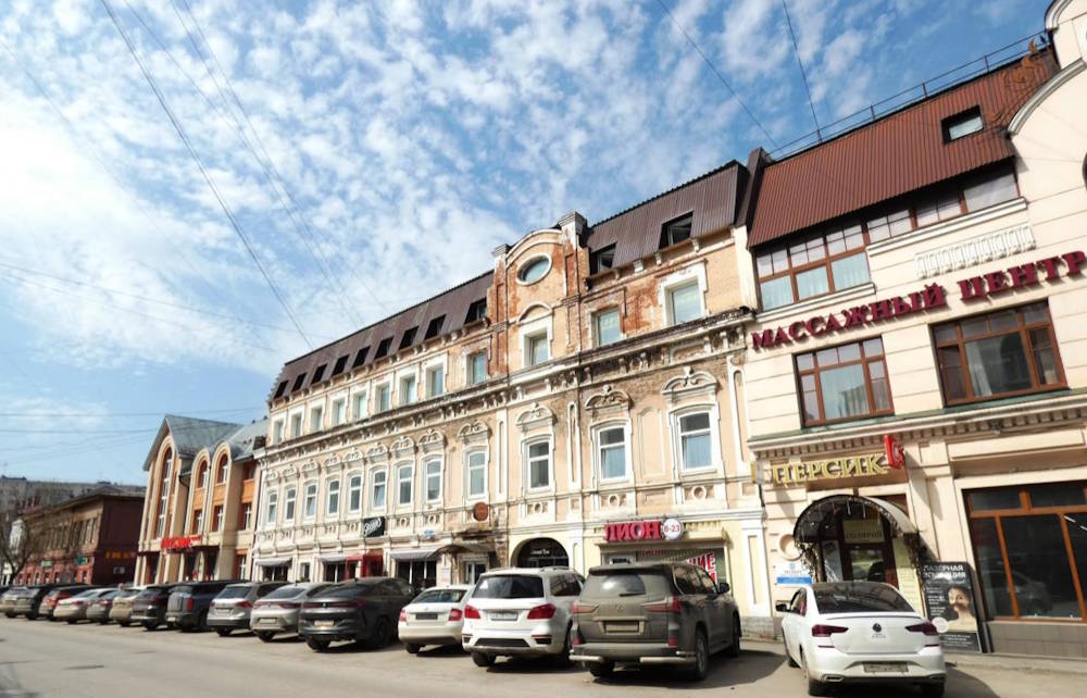 В центре Перми отремонтируют фасад здания в стилистике эклектики В Перми разработан проект ремонта фасада здания на улице Советская, 48. Это 3-этажное здание с внутридомовым арочным проездом. Главный фасад выполнен в стилистике архитектурной эклектики с большим количеством кирпичного оштукатуренного декора: филенчатые лопатки, карнизы с фигурными филенками, кронштейнами и розетками, ушастые наличники. Проект предусматривает демонтаж старой штукатурки, создание нового слоя, восстановление декоративных элементов - колонн и поясков. Перед проведением работ для пешеходов будет построен проход с защитным козырьком. >