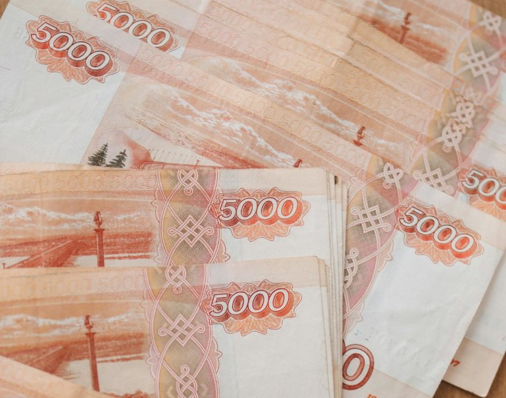Главреда издания «Вести Якутии» оштрафовали по статье об участии в деятельности нежелательной организации  В 2018 году в telegram-канале «Вести Якутии» появились публикации со ссылками на две статьи телеканала «Дождь» . По данным СМИ, одна из них — сообщение о смерти физика Стивена Хокинга, вторая — материал о возможной отставке главы Якутии. Оба поста были опубликованы до того, как в 2023 году «Дождь»  попал в список нежелательных организаций.  В суде главред издания Алексей Пахомов уточнил, что была проведена проверка старых материалов после признания «Дождя»  нежелательной организацией, однако не все материалы удалось обнаружить и удалить. Судья отметила, что даже ссылки из старых публикаций расцениваются как нарушение запрета. В итоге Пахомов был дважды оштрафован — по 5 тысяч рублей за каждое нарушение.   - признан иностранным агентом и нежелательной организацией на территории РФ, внесен в соответствующие реестры  Фото: pexels