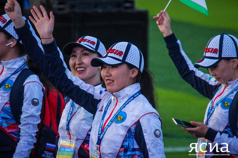 Проектные работы по строительству физкультурно оздоровительного комплекса в Нюрбе завершатся в конце года В Нюрбинском районе завершаются проектные работы и согласование архитектурно градостроительного облика объекта Физкультурно оздоровительный комплекс с бассейном станет одним из ключевых мест проведения IX Спортивных игр народов Республики Саха Якутия Как сообщили в администрации района к строительству комплекса площадью 19019 кв метров в городе Нюрба приступят в конце марта следующего года Объект будет включать в себя универсальный спортивный зал тренажерный зал борцовский зал площадки для настольного тенниса и бильярда а также два плавательных бассейна Комплекс рассчитан на широкий спектр занятий и сможет принять большое количество людей как во время соревнований так и для местного населения Проект реализуется в рамках государственной программы Республики Саха Якутия Развитие физической культуры и спорта в Республике Саха Якутия Финансирование строительства также осуществляется благодаря целевым пожертвованиям Технический заказчик проекта Инвестиционно строительное управление Нюрбинского района Разработкой проектной документации занимается ООО Арка а строительные работы выполняет генподрядчик ООО Сэттэ Проведение IX Спортивных игр народов Якутии в Нюбре как и любых других спортивных мероприятий подобного уровня всегда связано с многочисленными организационными задачами Одной из ключевых является строительство спортивных объектов Физкультурно оздоровительный комплекс не только станет площадкой для проведения ярких соревнований во время самой Спартакиады но и будет служить долгие годы для развития массового спорта в Нюрбинском улусе Как показывает практика там где проходят масштабные спортивные события будь то Игры Манчаары или Спортивные игры народов Якутии наблюдается рост числа людей активно занимающихся физической культурой и спортом Особенно важно что развивается детский спорт Одним из положительных примеров является Горный улус где в 2021 году состоялись XXI Игры Манчаары подчеркнул министр по физической культуре и спорту Республики Саха Якутия Леонид Спиридонов В рамках подготовки к играм и реализации соглашений Правительства Республики Саха Якутия с компаниями недропользователями Целевой фонд будущих поколений подписал договор о финансировании строительства физкультурно оздоровительного комплекса с администрацией Нюрбинского улуса Мы благодарим наших жертвователей алмазодобывающую компанию АЛРОСА и ООО Саханефть входит в группу компаний ИНК за их поддержку в сфере социально экономического развития Республики Саха Якутия Новый спортивный объект станет украшением IX Спортивных игр народов Якутии и местом для воспитания нового поколения спортсменов Нюрбинского улуса отметил генеральный директор Целевого фонда будущих поколений Республики Саха Якутия Владимир Егоров Также в рамках подготовки к играм в Нюрбе появится современный стадион на три тысячи мест оборудованный теплым легкоатлетическим манежем Помимо спортивных объектов в Нюрбинском районе возводятся и социальные учреждения две школы и лечебный корпус В городе Нюрба уже завершено строительство водоочистной станции мощностью 1200 кубических метров в сутки Также запланирован капитальный ремонт Центра народного творчества в селе Маар и ремонт дорог прилегающих к федеральной автодороге Вилюй Кроме того строится модульный спортивный зал в селе Чаппанда спортивный зал в селе Сюля и зал спортивных единоборств с интернатом на 20 мест в селе Антоновка минспортякутии Фото ЯСИА