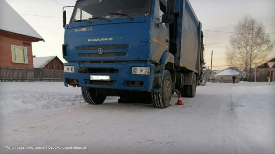 КамАЗ насмерть задавил мужчину под Новосибирском  Трагедия случилась 27 ноября 2024 года около 16 часов 20 минут. По предварительным данным, 38-летний водитель, управляя автомобилем марки «КамАЗ», допустил наезд на мужчину, производившего работы вблизи дома № 1 на улице Парковой в рабочем посёлке Маслянино. Автомобиль в момент ДТП двигался задним ходом.  В результате наезда 31-летний мужчина получил травмы, несовместимые с жизнью, и скончался на месте происшествия. На месте ДТП работали сотрудники Госавтоинспекции и следственно-оперативная группа.