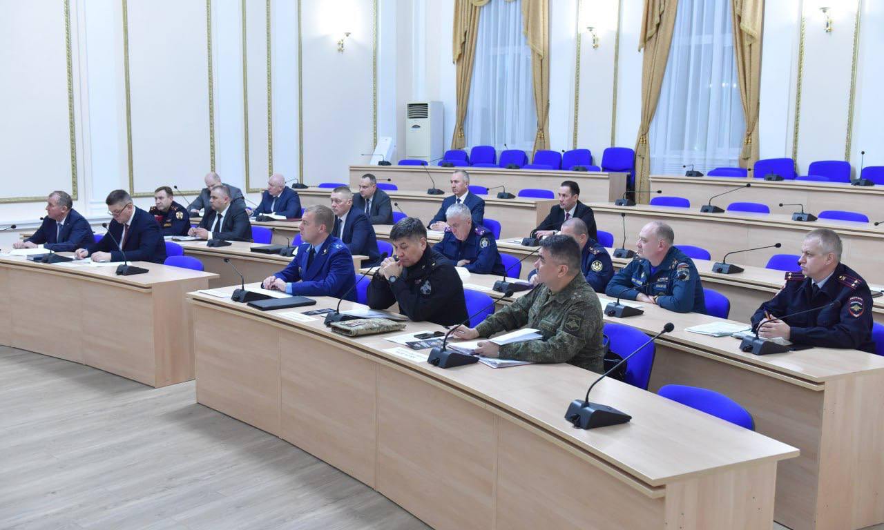 В Брянской области усилены меры безопасности в праздничные дни  Губернатор Брянской области Александр Богомаз напомнил, что в регионе действует режим КТО и высокий уровень террористической опасности, поэтому массовые мероприятия на открытых площадках проводиться не будут.   Глава региона призвал жителей провести праздники дома, в кругу семьи, подчеркнув, что никаких ночных мероприятий не состоится.   Александр Богомаз также напомнил о запрете на продажу и использование пиротехники и рекомендовал сообщать о случаях ее применения в органы правопорядка.   Особое внимание губернатор обратил на необходимость бдительности при обнаружении подозрительных предметов и соблюдение мер предосторожности.