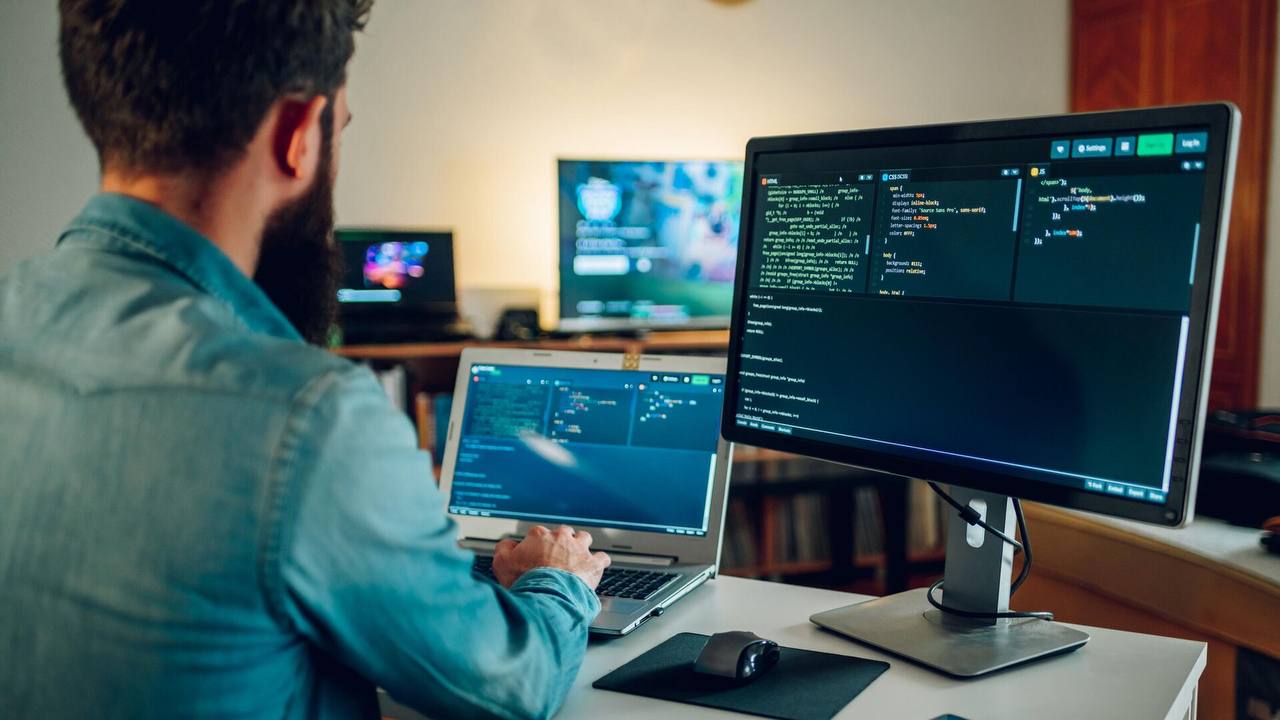 Каждый 10 й IT специалист в крупных компаниях не делает вообще ничего к такому выводу пришли исследователи из Стэнфорда Анализ данных производительности более 50 тысяч работников из сотен компаний показал что 9 5 из них являются сотрудниками призраками такие сотрудники могут занимать высокие должности не принося никакой пользы но при этом регулярно отчитываясь о своих успехах