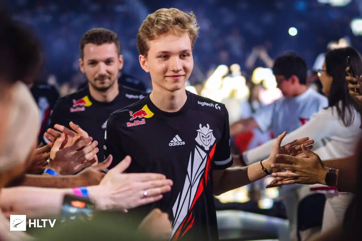 Игрок в Counter-Strike 2 из Подмосковья Илья Осипов, выступающий под ником m0NESY, стал самым дорогим игроком в истории киберспорта. Команда Team Falcons из ОАЭ заплатила за переход 19-летнего россиянина 2,5 млн долларов. В новый клуб Осипов перешел из известной команды G2 Esports. В составе Team Falcons он займет место Абдула degster Гасанова. ЧП / Москва