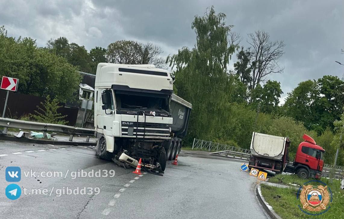 Два самосвала столкнулись в Гурьевском районе. ДТП произошло на трассе около посёлка Рыбное сегодня около 10:00. По словам очевидцев, машины столкнулись лоб в лоб, после чего у одного грузовика выбило лобовое стекло, другой врезался в отбойник. Водитель одного из самосвалов сильно пострадал и госпитализирован. Видео: «Клопс» Подписаться Прислать новости