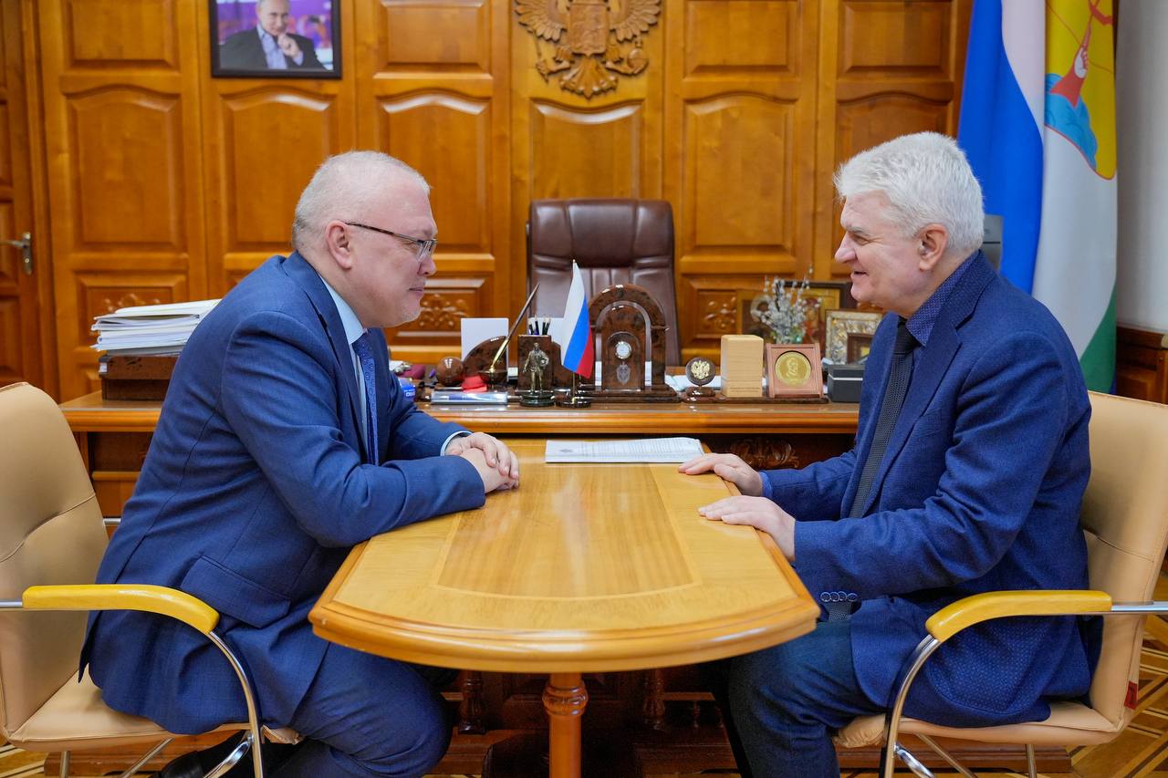 Развитие юридического образования в регионе обсудили сегодня с директором кировского филиала МГЮА Александром Плотниковым Волго Вятский институт филиал Университета имени Кутафина много лет готовит высококлассных специалистов для правоохранительных органов и других сфер Наш кировский филиал МГЮА это учреждение с сильным преподавательским составом чьи выпускники всегда востребованы на рынке труда Рассмотрим возможность пополнения кадрового состава вуза нашими участниками регионального проекта Вятский корпус Защитников Отечества Александр Викторович председатель Совета регионального отделения Ассоциации юристов России Поделился результатами работы Принял приглашение от руководства вуза прочитать для студентов магистрантов аспирантов и преподавателей свою авторскую лекцию с которой ранее выступал на Свято Трифоновских образовательных чтениях