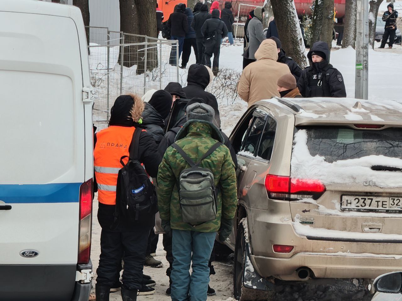 Первый приговор защитнику ВНИИБа дали пять суток В здание Выборгского районного суда не пустили никого из приехавших поддержать людей под предлогом суд закрыт на новогодние праздники Первым огласили приговор Илье Попову по профессии инженеру программисту который проектирует коптеры и самолеты для нашей обороны Нанятые застройщиком самозваные охранники сломали ему очки Дома у Ильи жена и дочка которой всего несколько месяцев Илья и его жена градозащитники Два года назад они организовали у ВНИИБа фестиваль Бумажная весна в ретроавтобусе Посмотрите там всего несколько постов и очень хорошо видно что такое ВНИИБ Илье дали пять суток ареста А те кто его избивал сейчас получают свои пять тысяч из окна машины возле ВНИИБа Обновление первый приговор вынесли Евгению Попову тоже инженеру Евгений многодетный отец у него трое несовершеннолетних детей Илье приговор еще не вынесен но его распределили к судье которая всем дает арест Вторая судья присуждает штрафы