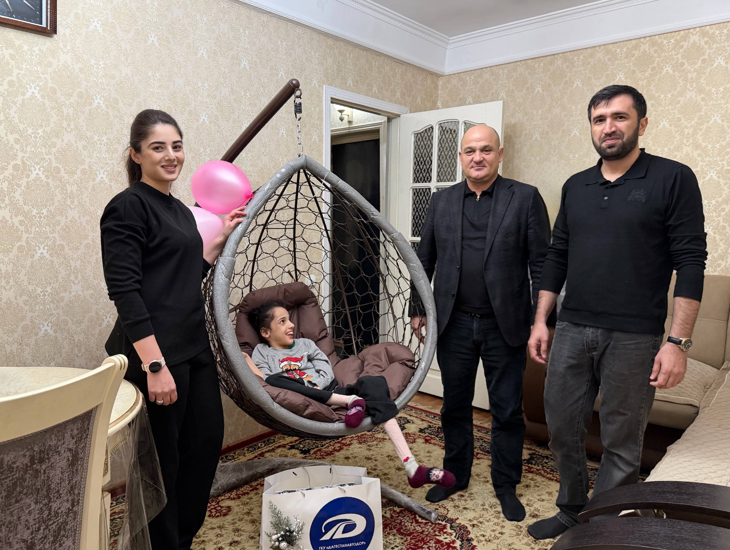 Рустам Закариев исполнил новогоднюю мечту ребенка в рамках акции Ёлка желаний  Руководитель ГКУ Дагестанавтодор принял участие во Всероссийской благотворительной акции Ёлка желаний сняв шар желание с ёлки и исполнив мечту юной жительницы  В своем новогоднем шаре маленькая Загидат загадала подвесное кресло кокон Рустам Закариев поздравил девочку и осуществил желание ребенка которое стало для нее настоящим волшебством   Приближается самый добрый и семейный праздник Новый год В это время мы все мечтаем о чудесах и подарках Давайте вместе сделаем мечты детей реальностью сказал Закариев