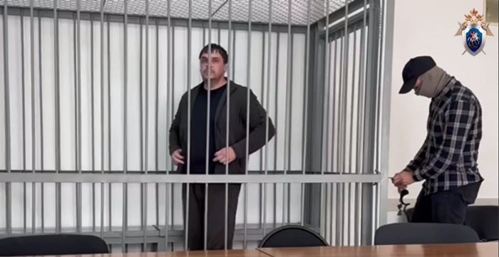 В Иркутской области задержан организатор разбойного нападения на иностранцев Его обвиняют в совершении сразу двух преступлений По версии следствия в феврале 2025 года 40 летний мужчина узнал что его знакомый хочет продать частный дом Мошенник рассказал иностранцу что является собственником жилья и предложил купить дом Поверив преступнику потерпевший передал ему в качестве первого взноса 10 миллионов рублей В августе 2025 года обвиняемый вместе с сообщниками организовал разбойное нападение в жилище иностранца Мужчины были уверены что он не станет обращаться в правоохранительные органы и покинет территорию России Вечером нападавшие проникли в дом где их застигли проживающие в нем мужчина и женщина Злоумышленники угрожали предметом похожим на пистолет и применили к пострадавшим физическую силу Похитив 3 5 миллиона рублей нападавшие скрылись с места преступления