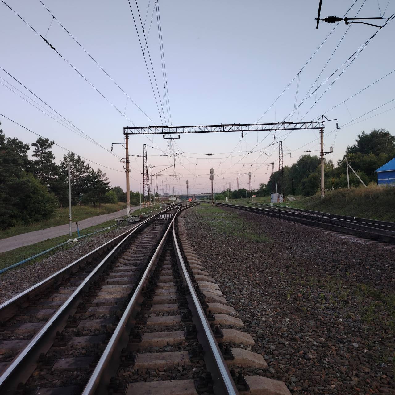 Мужчина получил травму от грузового поезда в Алтайском крае В дежурную часть Алтайского ЛУ МВД России поступило сообщение о том, что на станции Озерки травмирован мужчина. По предварительным данным, 63-летний пострадавший находился в колее железнодорожного полотна. Машинист локомотива, заметив его, подал звуковой сигнал и применил экстренное торможение. Несмотря на принятые меры, столкновения избежать не удалось. Пострадавшего с различными травмами доставили в больницу. Транспортная полиция напоминает: запрещается ходить по путям и вдоль полотна железной дороги ближе пяти метров от крайнего рельса, а также стоять в междупутье при прохождении поезда. Несоблюдение этих требований может привести к травмированию выступающими элементами подвижного состава или затягиванию пешехода под вагоны воздушным потоком. Источник: Транспортная полиция Сибири