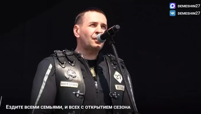 Губернатор Хабаровского края сел на мотоцикл В Хабаровске около 3 5 тысяч мотоциклистов приняли участие в часовом патриотическом мотопробеге посвящённом 81 й годовщине Победы в Великой Отечественной войне Мотоколонну проехавшую от международного терминала аэропорта Хабаровск до арены Ерофей возглавил губернатор Хабаровского края Дмитрий Демешин Многие участники везли с собой Знамя Победы а среди чёрных кожаных курток ярким контрастом мелькали георгиевские ленты У арены Ерофей прошёл масштабный байк фестиваль с развлекательной программой Мероприятие подготовил хабаровский мотоклуб Железные тигры при поддержке министерства спорта и министерства культуры края Движение по центральным улицам временно ограничили Мотодвижение объединяет свободных сильных и вежливых людей Они никогда не проедут мимо чужой беды всегда окажут помощь и содействие будут соблюдать правила Давайте относиться с уважением ко всем участникам дорожного движения Хороших светлых свободных вам дорог больше солнечных дней рассказал Дмитрий Демешин Хабаровск Подписывайтесь на Недальний Восток в Max