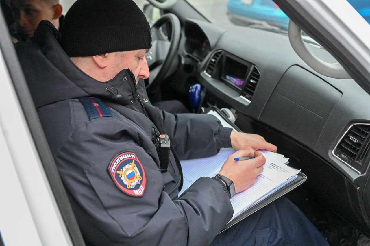 Бездыханные тела трёх жителей обнаружили в одном из дачных домов СНТ «Русь», расположенном рядом с деревней Жучки Сергиево-Посадского округа Как установило следствие, погибшие – супруги, мужчина 67 лет и женщина 63 лет, а также 96-летняя мать погибшего. Трупы без видимых телесных повреждений. По одной из версий, смерть наступила вследствие отравления угарным газом от разожженного камина. Ещё одной причиной могло стать отравление жареными грибами, которые обнаружили в доме. Точная причина смерти будет установлена после судмедэкспертизы. Следственным отделом по г. Сергиев Посад возбуждено уголовное дело по признакам преступления, предусмотренного ч. 3 ст. 109 УК РФ причинение смерти по неосторожности .