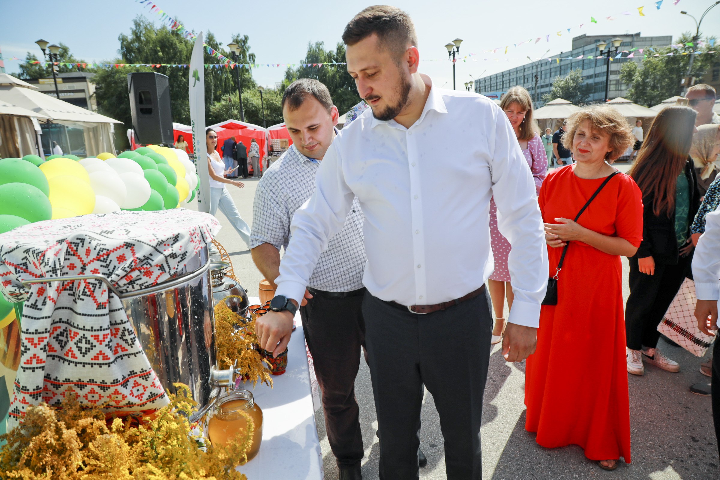 В бочке мёда ни ложки дёгтя: на площади Пименова отпраздновали Медовый Спас  Медовый Спас – это первый из трёх Спасов в августе, традиционно отмечаемый 14 числа. В этот день в православии освящают мёд нового урожая, благословляется его употребление в пищу – пекут медовые пряники, блины с маком и мёдом, пироги, булочки, плюшки с маком. Праздник знаменует начало сбора мёда и проводы лета. Народные гуляния часто сопровождаются ярмарками, угощениями и благотворительными акциями.  «Наша ярмарка уже стала традиционной, вышла за пределы Сибирского федерального округа и стала точкой притяжения для наших пчеловодов. Она не имеет границ: ярмарка объединяет самых интересных, активных, умных людей», – отметил заместитель мэра Новосибирска Максим Останин.    Ярмарка «Сибирский улей» работает ежедневно с 10.00 до 20.00 на площади Пименова перед ГПНТБ. Она продлится до 31 августа.