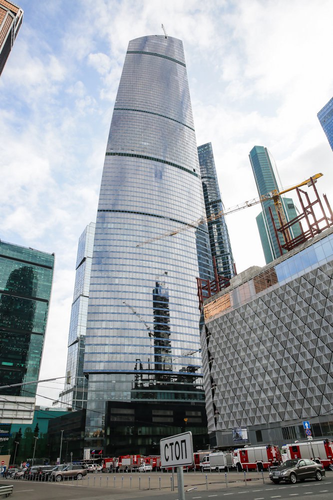 В деловом центре Москва Сити на продажу за 11 млрд выставлен самый высокий офис в Европе он же самый дорогой по стоимости квадратного метра в России сообщила пресс служба реализующей объект компании Aeon City Estate Трехуровневый офис площадью 2 6 тысячи кв м расположен на 95 м этаже в башне Восток комплекса Федерация указывается в сообщении На продажу выставлен офисный пентхаус F 375 который одновременно станет самым высоким офисом в Европе и самым дорогим офисом в России по стоимости квадратного метра Объект находится на отметке свыше 360 метров и представляет собой трехуровневый бизнес хаб под покровом стеклянного купола высотой 14 метров говорится в нем Как уточняется в сообщении верхний уровень пентхауса находится на высоте 375 метров а цена 4 16 млн за квадратный метр примерно в четыре раза превышает среднюю цену предложения офисов в Москва Сити Подписывайтесь на РИА Недвижимость в MAX