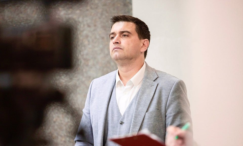 Артём Роговский возглавил Новосибирскую областную федерацию футбола Бывший пресс-секретарь экс-мэра Новосибирска занял пост президента, сменив Эдуарда Тарана, который руководил федерацией с 2016 года. Об этом сообщили в пресс-службе Российского футбольного союза. Уход Тарана с должности стал известен в марте 2025 года. На его место претендовали пять кандидатов, на внеочередной конференции выбрали Роговского. С 2023 года он был гендиректором ОАО «Стадион «Спартак» и исполнительным директором Федерации футбола Новосибирской области. Представители РФС поздравили нового президента и вручили ему футбольный мяч с автографами всех присутствующих. Фото со страницы Новосибирской областной федерации футбола в ВК Прислать новость