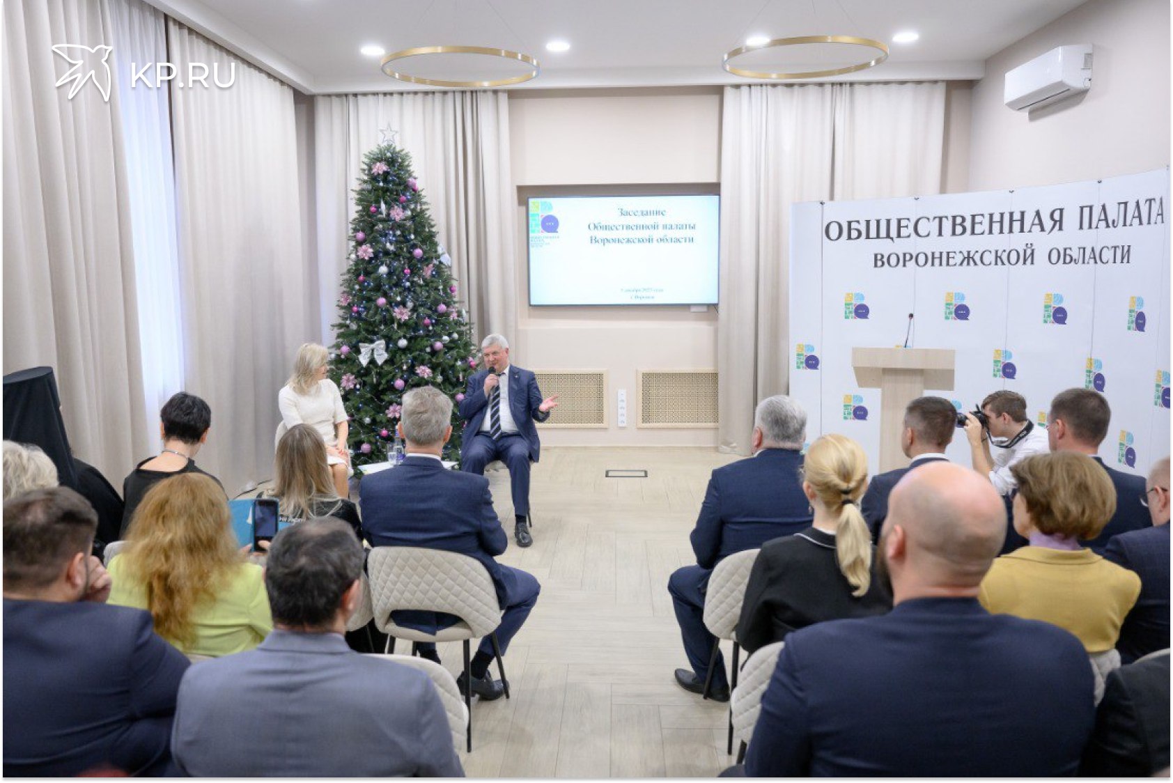 Воронежская область демонстрирует устойчивость а социальные обязательства выполняются в полном объеме Александр Гусев В День волонтера 5 декабря губернатор Воронежской области Александр Гусев принял участие в пленарном заседании Общественной палаты региона В рамках открытого диалога с общественниками глава области обсудил ключевые итоги 2025 года перспективы развития и ответил на вопросы активистов Председатель Общественной палаты Наталия Хван открывая встречу отметила символичность даты и растущую вовлеченность воронежцев в волонтерскую деятельность которая стала ответом на современные вызовы Обращаясь к собравшимся Александр Гусев поздравил членов палаты с праздником подчеркнув их роль как лидеров добровольческих инициатив Он поблагодарил общественников за налаженный конструктивный диалог с властью и обратную связь которая необходима для эффективного планирования и повышения качества жизни в регионе Подробнее www vrn kp ru daily 27752 5181677