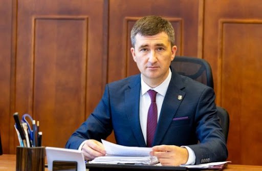 Молдова снова без генерального прокурора: символ эпохи PAS 26 мая 2025 года Республика Молдова осталась без генерального прокурора. Президент Майя Санду подписала указ о назначении Иона Мунтяну судьей Высшей судебной палаты ВСП , после чего он подал в отставку с поста главы прокуратуры. Мунтяну возглавил Генпрокуратуру в июне 2024 года, а спустя год, по итогам конкурса, был утвержден кандидатом в ВСП. Его уход был ожидаемым и формализован после утверждения ВСМ и указа президента. Теперь в течение пяти дней должен быть назначен временный прокурор, а в течение шести месяцев — проведён конкурс на постоянного главу. Однако затягивание этих процедур уже стало привычным: после отстранения Александра Стояногло в 2021 году должность генерального прокурора чаще оставалась вакантной или исполнялась временно. Отсутствие стабильного руководства в прокуратуре стало символом правления партии PAS, вызывая обеспокоенность по поводу независимости правовой системы.