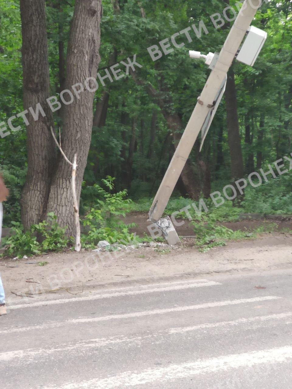 Столб опасно повис на проводах на перекрёстке улиц Ломоносова и Докучаева По словам очевидцев, чтобы фура могла проехать, водителям приходилось приподнимать провод с помощью палок. Предположительно, это произошло из-за ДТП. Поблизости находится автомобиль аварийных комиссаров.
