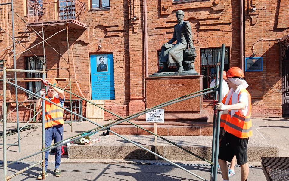 В Омске ремонтируют памятник Чокану Валиханову Заказчиком выступил специальный отдел музея-исторического парка «Омская крепость», который отвечает за благоустройство подобных объектов. Как сообщил мэр Сергей Шелест, работы должны завершить до 28 июля. Подрядчику необходимо отремонтировать основание памятника, произвести облицовку постамента гранитом и привести в порядок тротуарную плитку у основания.