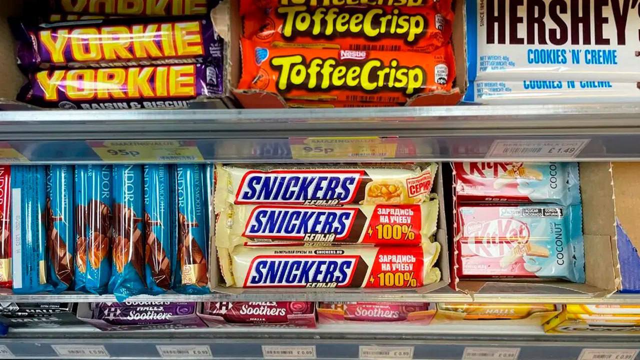 Прикиньте в Лондоне на полках магазинах нашлись батончики Snickers с русским языком Оказывается что какие то посредники покупали Сникерс в России доставляли их в Западную Европу и продавали Такая вот изоляция и санкции получились