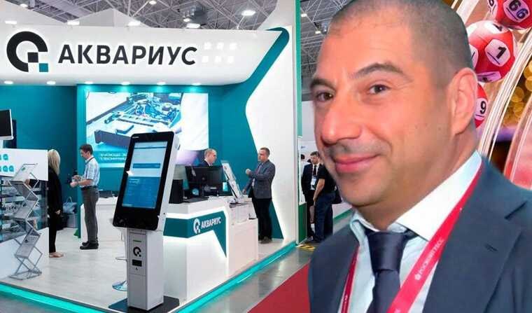 Российский производитель электроники Аквариус получил шанс на выживание новые владельцы из холдинга S8 Capital владельцы Столото и Price ru вбросили в компанию 5 млрд рублей Деньги уйдут на зарплаты и судебные иски Но источники на рынке сомневаются в устойчивости такого решения При месячном фонде оплаты труда в 600 млн рублей средств хватит лишь до конца года Дальше Аквариусу придется урезать расходы и скорее всего сокращать персонал Компания которая выпускает серверы ноутбуки и системы хранения данных в Шуе и Твери уже столкнулась с тем что деньги заканчивались быстрее чем поступали Зарплаты и счета приходилось платить сразу а платежи от клиентов задерживались Из за этого Аквариус закрывал дыры кредитами именно так накопились долги и иски Только за один месяц против компании подали 16 заявлений на 250 млн руб S8 Capital уже расставляет своих менеджеров и проводит аудит Но пока не понятно станет ли Аквариус новой точкой роста для холдинга или очередным активом требующим постоянных вливаний