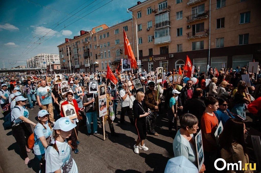 В Омске обсудили возможность возвращения «Бессмертного полка» на улицы города  Важное условие – соответствующая оперативная обстановка. Об этом говорили на заседании по подготовке к празднованию 80-летия Победы в Великой Отечественной войне.  «Уверен, что проводить «Бессмертный полк» нужно, и, если нам позволит оперативная обстановка, патриотическое шествие обязательно пройдет по улицам Омска», - заявил губернатор Омской области Виталий Хоценко.  Отметим, что в последний раз в виде шествия «Бессмертный полк» в Омске проходил в 2022 году. Последние два года акция проходила в онлайн-формате.