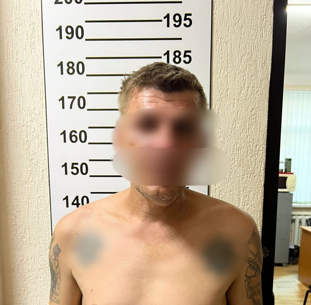 Жителя Абинска осудили за демонстрацию запрещённой символики 42-летний мужчина из Абинска привлечён к ответственности за публичную демонстрацию нательных татуировок с символикой запрещённой в России. Сотрудники ОМВД России по Абинскому району зафиксировали нарушение и составили в отношении мужчины административный протокол по ч. 1 ст. 20.3 КоАП РФ. По решению суда нарушитель получил 5 суток ареста. Теперь у него будет время подумать о своём поведении. Ваши видео высылайте нам в бот Подпишись поделись Прислать видео новость
