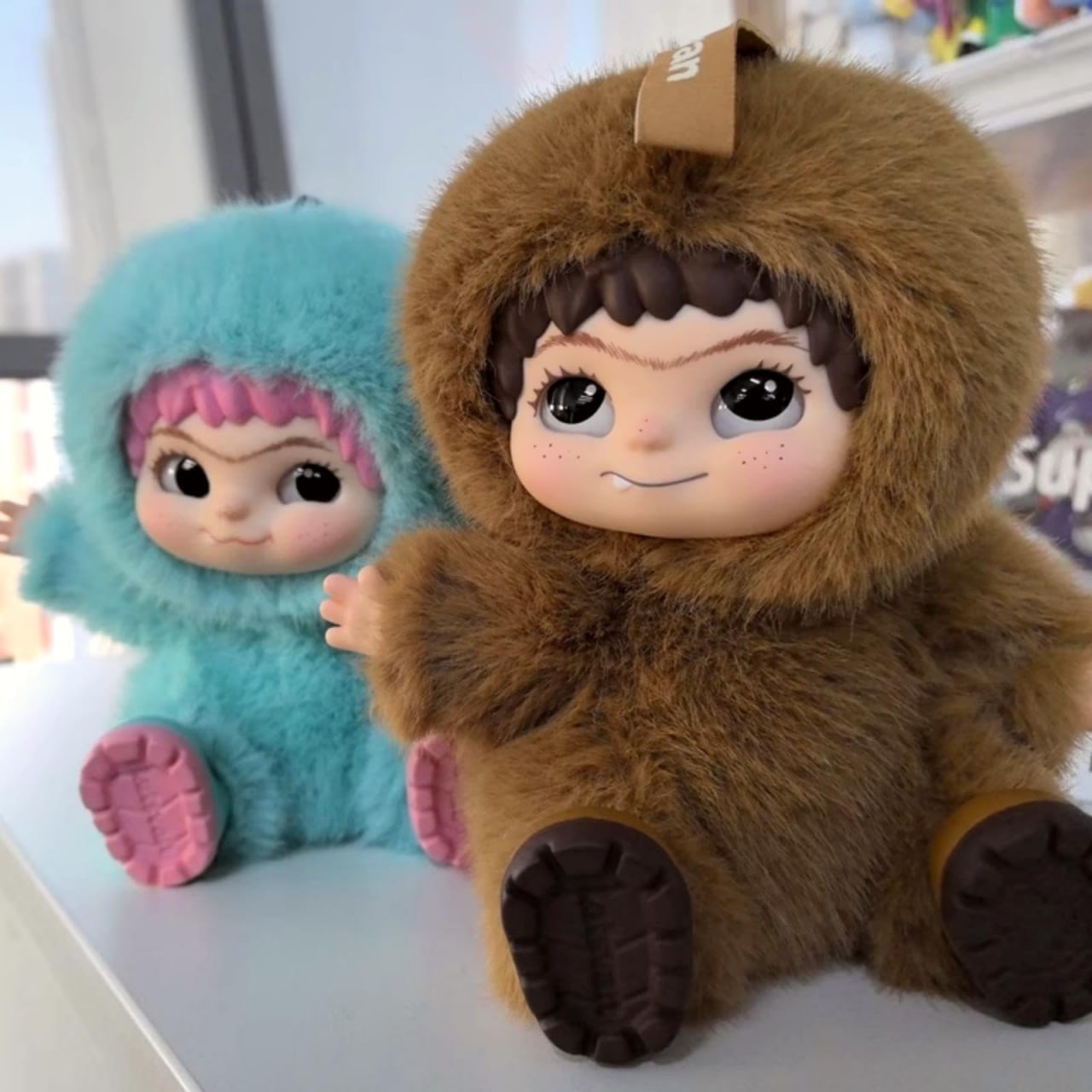 В Китае популярны игрушки Wakuku, похожие на Labubu Пока мы объясняем феномен популярности Лабубу, на смену им приходят Вакуку. Wakuku — это коллекционная фигурка-брелок, созданная компанией Letsvan. Персонаж дебютировал в рознице в 2024-м, став хитом за считаные месяцы. Игрушки выпускаются в формате сюрприза — покупатель берет коробочку и не знает, какая фигурка ему попадется. А кого теперь вешаем на сумку — Вакуку или Лабубу? Пожалуй, лучший телеграм-канал о маркетинге