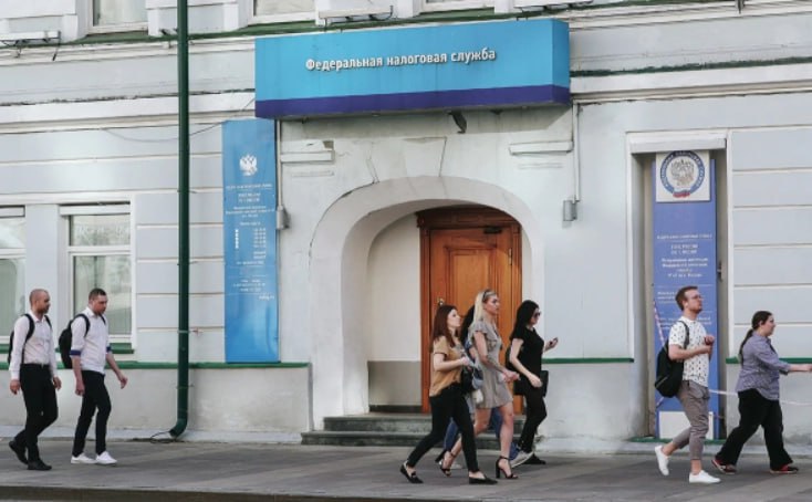 Налоговые органы ужесточили контроль за операциями российских резидентов с внешнеэкономическими посредниками, сообщили консультанты. Компаниям стали доначислять налог с вознаграждений платежным агентам и экспедиторам.   Речь о налоге у источника, который должен исчисляться российской организацией в момент оплаты услуг иностранного контрагента, которые оказываются на территории России. Его ставка составляет 15%.  Услуги платежного агента, оплаченные российской компанией, являются самостоятельным объектом, по которому определяются обязанности по удержанию налога, заявили в ФНС.  Подробнее о том, в каких случаях российские юрлица сталкиваются с доначислениями, какие основания для них применяют налоговики и как предотвратить этот риск, — в материале РБК.  Фото: Андрей Любимов / РБК