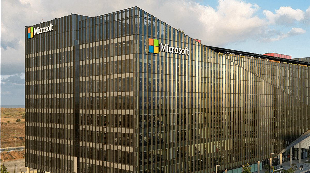 Microsoft вслед за Google Uber Samsung и другими крупными ИТ компаниями введёт обновлённые требования по поводу удалённой работы С февраля 2026 года первая группа сотрудников должна будет ходить в офис три дня в неделю затем поэтапно требование введут и для остальных vc ru office 2205883