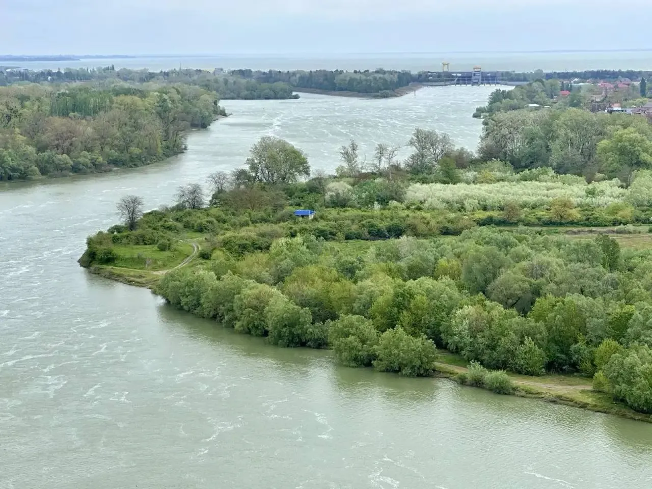 Завершение реконструкции Краснодарского водохранилища запланировано на 2030 год На эти цели выделят более 5 3 миллиарда рублей Проектирование завершат к 30 июня 2027 года а затем начнётся модернизация оборудования Работы планируют завершить к 30 октября 2030 года После этого мощность водохранилища вырастет до 1 9 миллиона кубометров Это улучшит его технические и экологические показатели kub news ru
