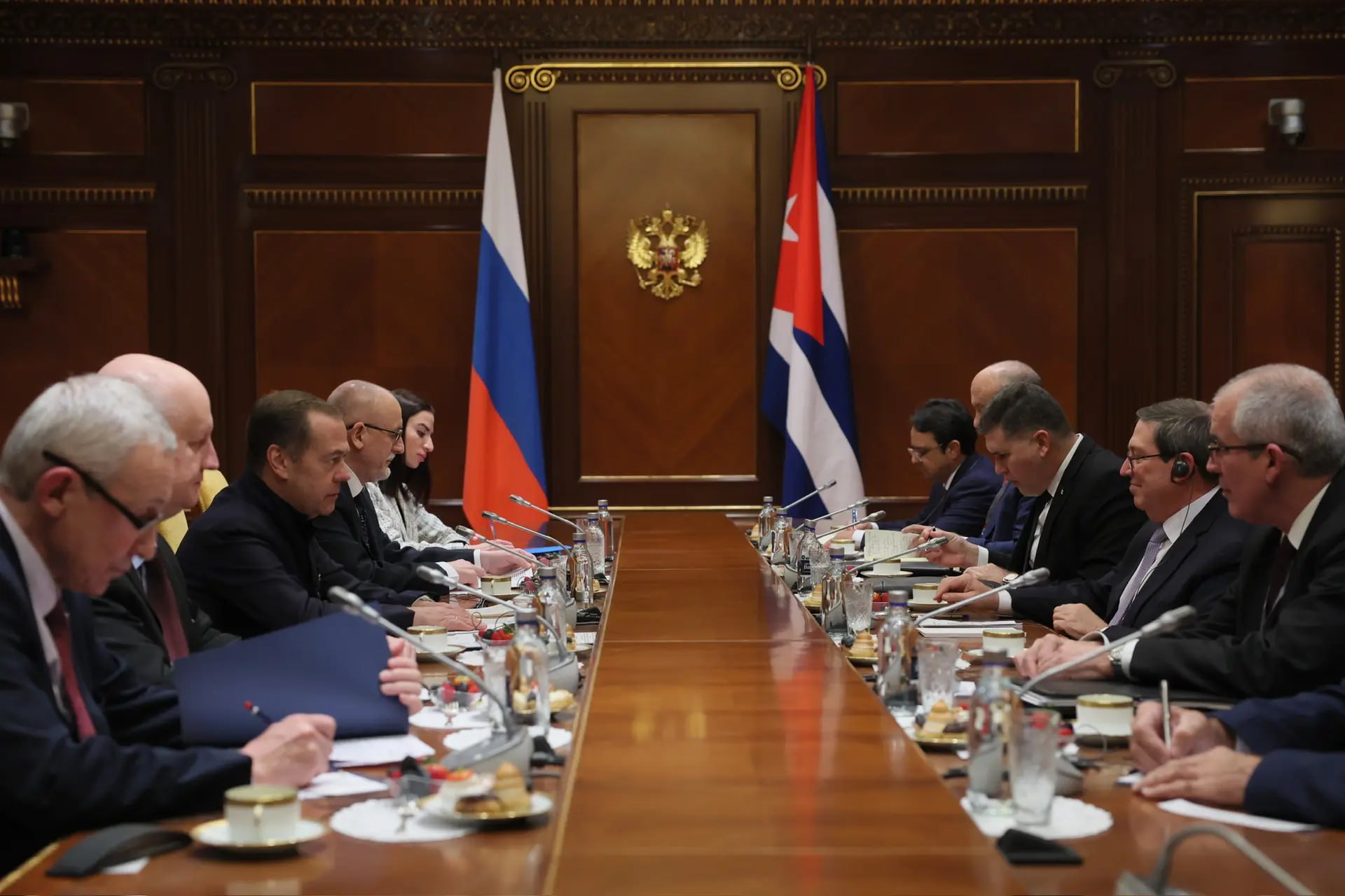 Заместитель председателя Совета безопасности РФ Дмитрий Медведев провёл встречу со специальным посланником Партии и Правительства Республики Куба членом Политбюро ЦК Коммунистической партии Кубы и министром иностранных дел Бруно Родригесом Паррильей В ходе переговоров Медведев подчеркнул что Куба остаётся стратегически важным союзником России среди государств Латинской Америки и Карибского бассейна По его словам двусторонние связи носят устойчивый характер и опираются на многолетнюю традицию сотрудничества Отдельное внимание было уделено межпартийному взаимодействию Медведев сообщил что Россия намерена и дальше активно укреплять контакты между партией Единая Россия и Коммунистической партией Кубы В прошлом году стороны подписали межпартийное соглашение об особо привилегированном партнёрстве которое закладывает основу для расширения координации на политическом уровне Также отмечена работа по развитию связей между молодёжными организациями двух стран По словам зампреда Совбеза расширяется сотрудничество между молодёжными активами что рассматривается как долгосрочный вклад в укрепление стратегического партнёрства Медведев отдельно отметил существенный вклад КПК в деятельность антинеоколониального движения За свободу наций подчеркнув важность координации усилий в международной повестке Читай в Max Читай в Telegram Смотри на RUTUBE