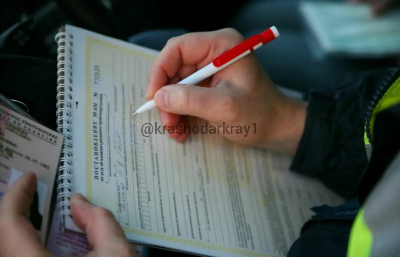 Российским водителям грозит штраф 5 тысяч рублей за снег на машине В частности за грязь на фарах боковых зеркалах и номерах штраф 500 рублей но снег на номерном знаке могут трактовать как попытку скрыться от камер и выписать штраф в 10 раз дороже Об этом предупреждают юристы Перейти в наш канал МАХ Подпишись поделись krasnodarkray1 Прислать видео новость