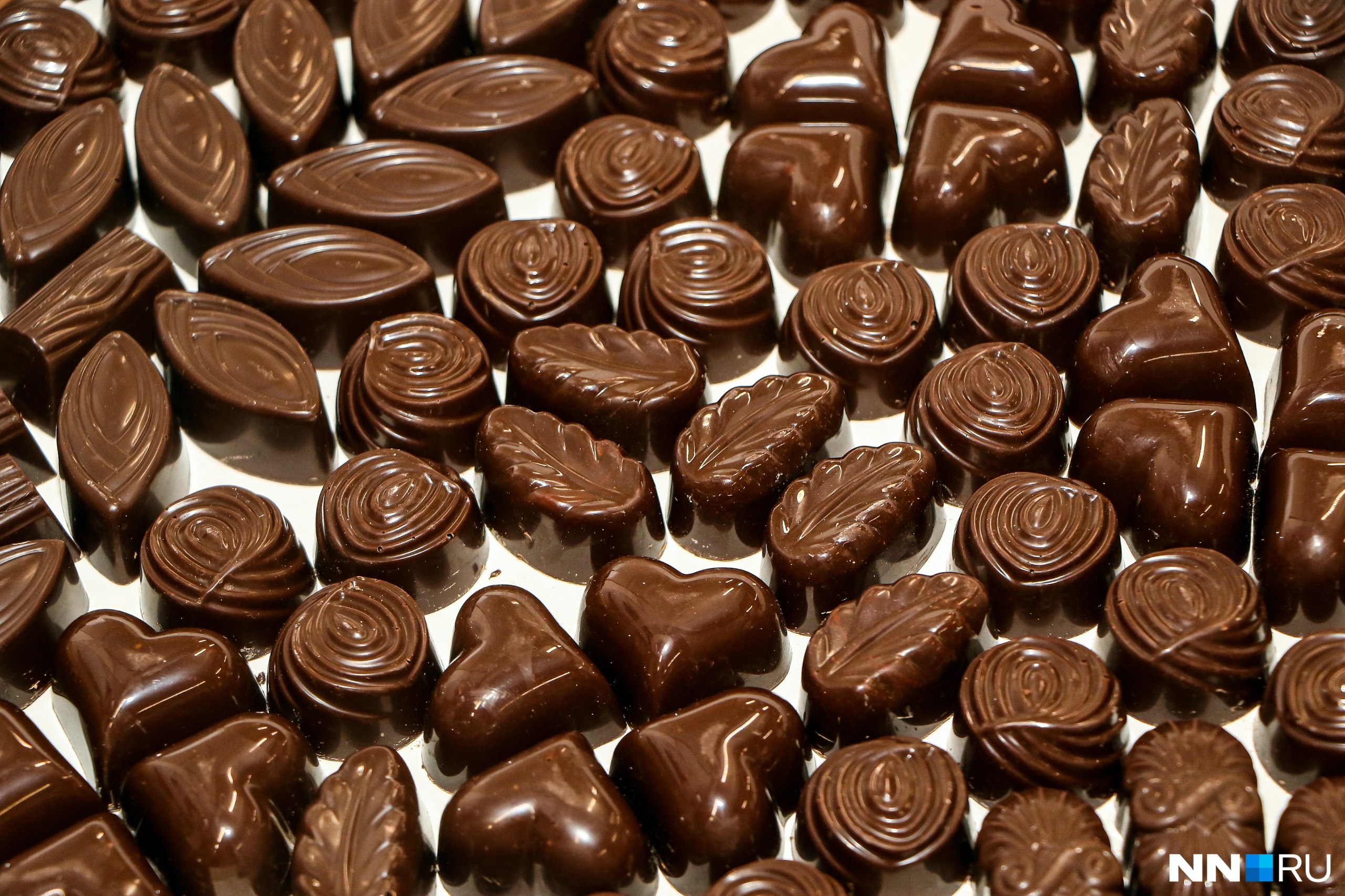 В Приморском крае объявлены торги для поиска компании которая будет поставлять сладкие подарки дошколятам от трех лет ученикам 1 4 классов и дети из краевых учреждений соцобслуживания на Новый год Соответствующие документы появились на электронном портале госзакупок Специальная комиссия выбирает подрядчика из числа подавших заявки по определенным критериям В этом году для детей предусмотрено 173 949 подарков которые победитель будет обязан поставить в срок с 5 по 23 декабря 2025 года К виду и содержимому подарка тоже есть строгие критерии Упаковка должна иметь сочетающиеся между собой яркие цвета и отражать новогоднюю тематику а на обратной стороне исполнителю нужно нанести поздравление от губернатора Приморского края Олега Кожемяко Подробнее на сайте Подписаться