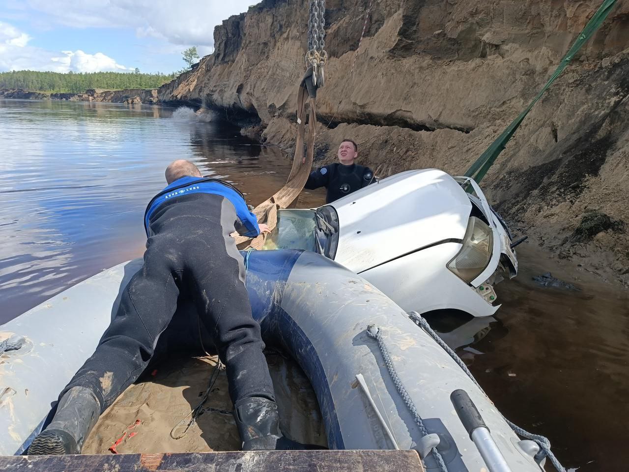 В Верхневилюйском районе водолазы подняли автомашину с телом водителя На ЕДДС Верхневилюйского района 30 мая поступило сообщение о том, что пропал мужчина 1980 года рождения. 28 мая он вышел из дома в 21ч00, встречаться с коллегами. 29 мая в 01.00 ночи он подвез одного из коллег до дома, после этого пропал. Сообщается, что он был на белой машине " Тойота Пробокс". Поиски своими силами не дали результатов. На р. Вилюй у с. Хомустаах были обнаружены пятна нефтепродуктов. 2 июня на поиски выехали водолазы Службы спасения Якутии. Сегодня, 3 июня, водолазы обнаружили в р. Вилюй и подняли автомобиль, тело пропавшего находилось в машине. Служба спасения Якутии. Новости Yakutsk News