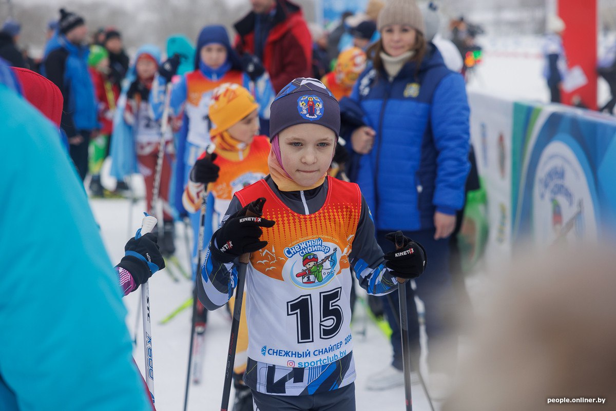Ксения Бьерндален серебряный призер республиканских соревнований Снежный снайпер 9 летняя дочь Дарьи Домрачевой и Уле Эйнара Бьерндалена помогла сборной Минска в возрастной категории 2015 2016 г р занять 2 е место в смешанной эстафете которая только что завершилась в Раубичах Ксения идеально прошла свой этап передав эстафету первой Но в итоге ее команда финишировала второй проиграв сборной Витебской области 44 7 секунды В пятницу 13 го дочь легенд биатлона стала 5 й в спринте среди 28 участниц И там она также отстрелялась без промахов BYsport Onliner