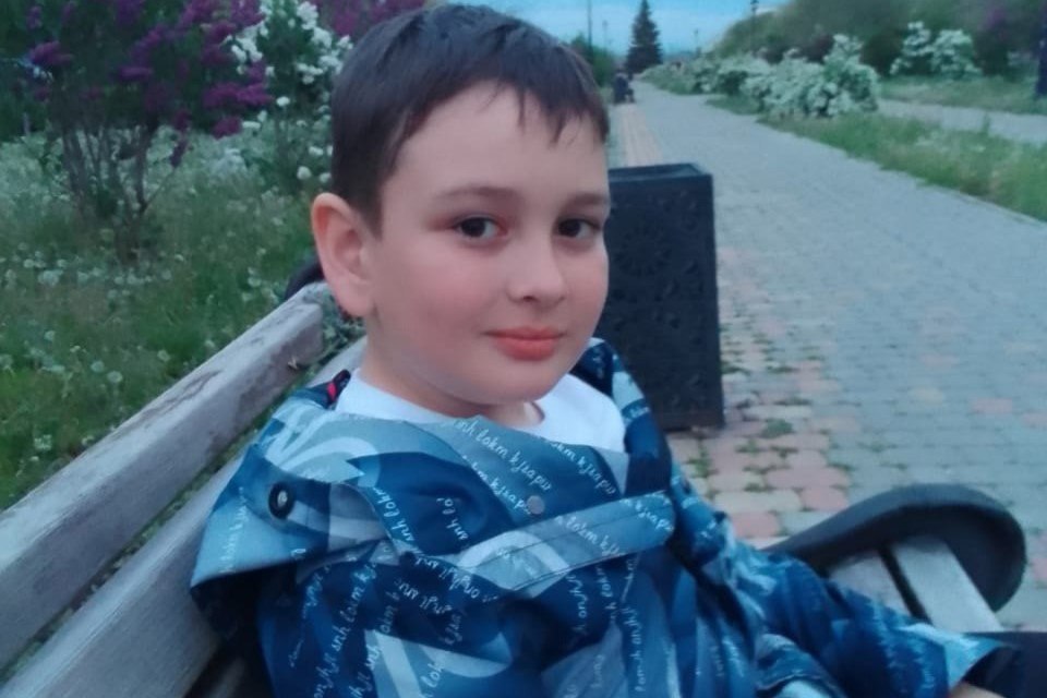 ‼ В Оренбурге пропал 10-летний мальчик Минигареев Филипп 28 мая ушел из дома по улице Чкалова около 10:40 и не вернулся. Его разыскивают волонтеры и полиция. Жителей просят оказать содействие в поисках. Ребенок плотного телосложения, у него темно-русые волосы, глаза карие. Был одет: кроссовки черные на светлой подошве бежевого цвета, штаны спортивные черные с белой надписью NIKE с белыми полосами внизу, майка белая с черными надписями NIKE, кепка черная. При себе имел: школьный рюкзак синего цвета с изображением танка, в руках куртка синего-голубого цвета. Всем, кто видел пропавшего, или знает, где он может находиться, необходимо позвонить по телефонам: 02, + 3532 79-02-75 или +7 3532 222-982.