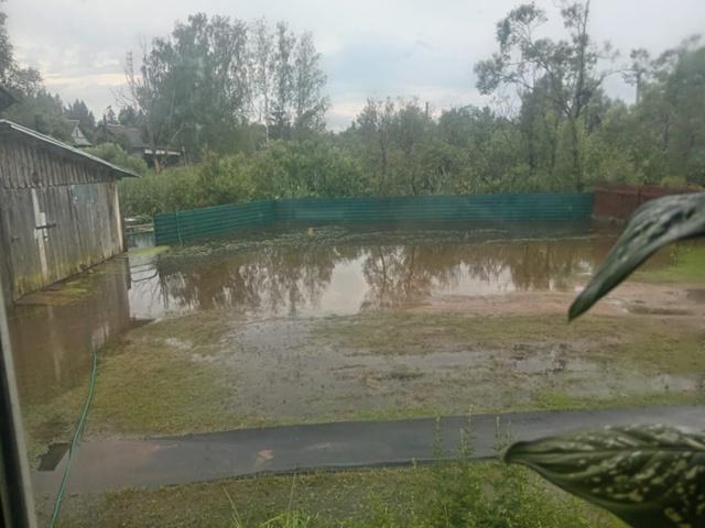 «Вода у порога»: В Стругах Красных борются с подтоплениями   Глава Струго-Красненского района Александр Волков сообщил, что в связи с аномально большим количеством осадков за последние два месяца в поселке Струги Красные проведено обследование подтопляемых территорий. В ходе работы были выявлены частные домовладения, пострадавшие от воды. Для устранения последствий привлечена коммунальная и дорожная техника.  По словам главы, на некоторых участках техника сталкивается с трудностями из-за заболоченности и самовольно возведённых построек, мешающих проезду.  Жителям рекомендовано проверить состояние подъездов к домам, трубопереездов, канав и съездов. В ряде случаев канавы засыпаны, что нарушает водоотвод и усложняет работу коммунальщиков. Александр Волков также напомнил, что в ливнёвки нельзя выбрасывать мусор, траву, одежду и дрова — это может привести к новым подтоплениям и порче дорожного покрытия.  Глава района подчеркнул, что согласно правилам, ответственность за своевременную очистку канав несут владельцы земельных участков, жилых домов и зданий.    СОСЕДИ60        ДАТЬ БУСТ      Отправить нам новость