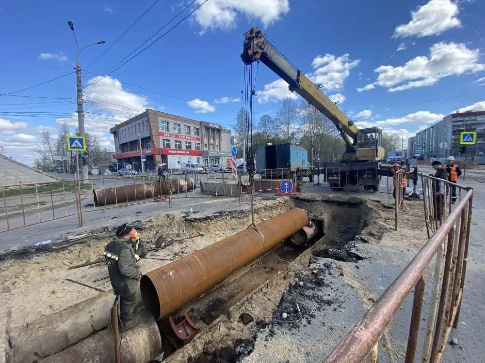 На раскопанном перекрёстке Московского со Смольным Буяном уже устанавливают новые трубы Специалисты ТГК 2 приступили к плановым аварийно восстановительным работам на участке теплотрассы Сейчас произведено разрытие поврежденный участок трубы вырезан и идет установка новой Дефект здесь был выявлен в начале мая Тогда специалисты поставили заглушку чтобы запитать потребителей через другую схему а этот участок был выведен из эксплуатации Важно завершить здесь работы до старта гидравлических испытаний рассказал заместитель главы по городскому хозяйству администрации Архангельска Николай Худяков По словам директора Архангельских городских тепловых сетей структурного подразделения ПАО ТГК 2 Станислава Ерехинского ночью запланировано заполнение системы далее покраска и бетонирование ТГК 2 будет стараться завершить работы в максимально короткие сроки Напомним перекрытие продлится до 17 мая В первое же утро с начала работ Архангельск встал в тёмно красных пробках Впереди еще вечерняя дорога домой и два таких же рабочих дня Если от часа пик после 17 00 горожан ничего не спасет то утром рекомендуется выезжать пораньше Фото пресс службы администрации Архангельска