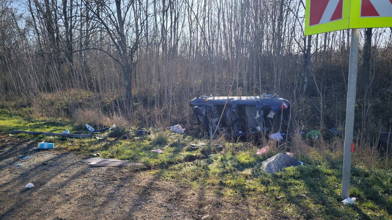 Крымчанку осудят за ДТП, в котором погибли двое детей Напомним, 2 января в Советском районе местная жительница за рулем Chevrolet Epica выехала на встречную полосу и столкнулась с автомобилем ВАЗ 111730. В результате ДТП трое пассажиров ВАЗа, в том числе малолетние 2018 и 2023 годов рождения погибли на месте. «Уголовное дело направлено в Советский районный суд», — сообщили в прокуратуре Крыма. Фото: прокуратура РК Крым 24