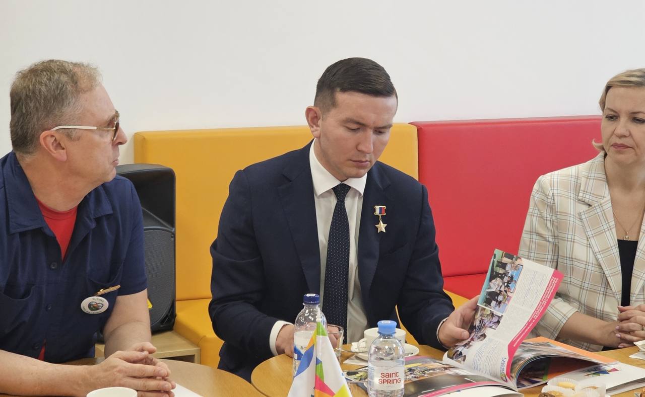 «УчимЗнаем» вопреки обстоятельствам! Директор Департамента госполитики в сфере воспитания, допобразования и детского отдыха Минпросвещения России Герой РФ Игорь Юргин и замдиректора департамента Лариса Бебешко посетили флагманскую площадку проекта госпитальных школ «УчимЗнаем» в Национальном медицинском исследовательском центре детской гематологии, онкологии и иммунологии им. Дмитрия Рогачёва. Цели визита — знакомство с практиками реализации программ дополнительного образования в условиях длительного лечения в медицинском стационаре, а также изучение передового опыта госпитальной педагогики в рамках исполнения поручений Президента России. В ходе посещения Игорь Юргин и руководитель проекта «УчимЗнаем» Сергей Шариков обсудили накопленный опыт и ряд вопросов по реализации программ допобразования, среди которых: развитие творческих способностей детей; поддержка индивидуальных интересов детей в интеллектуальном, нравственном и физическом развитии; формирование культуры здорового образа жизни; организация содержательного досуга в условиях госпитализации. По итогам встречи были определены направления дальнейшей совместной работы по развитию системной поддержки допобразования детей, находящихся на длительном лечении, в рамках деятельности Департамента госполитики в сфере воспитания, дополнительного образования и детского отдыха Минпросвещения России. #Образование