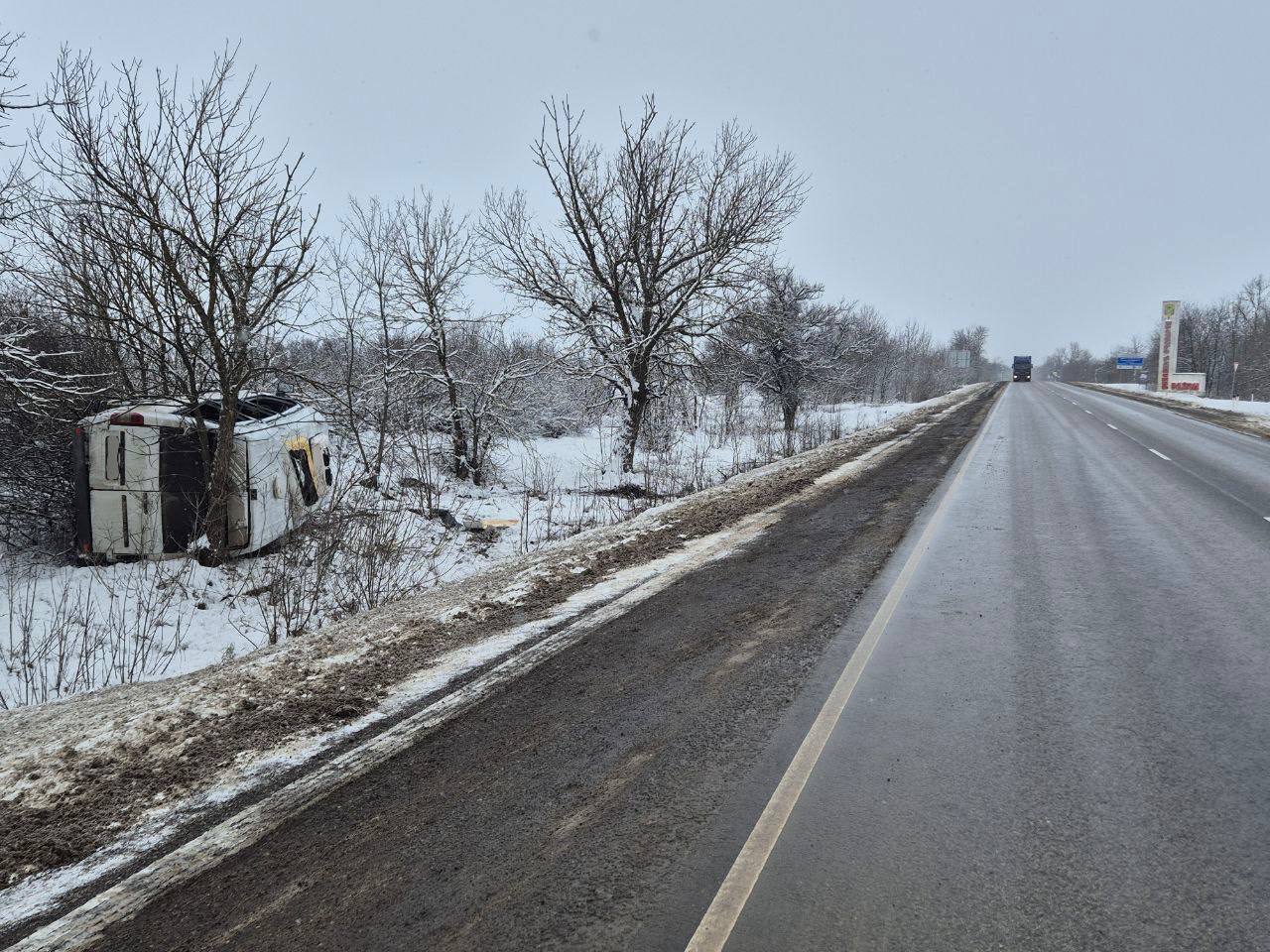 Прокуратура Крыма контролирует ход проверки обстоятельств ДТП с общественным транспортом в Джанкойском районе По предварительной информации сегодня 15 января 2025 года водитель микроавтобуса Мерседес Спринтер двигаясь по трассе Новороссия по маршруту Симферополь Джанкой в сторону Джанкоя не справился с управлением и выехал на обочину с последующим опрокидыванием В автобусе находились четыре пассажира В результате ДТП пострадал водитель и три пассажира им оказана медицинская помощь В ходе организованных надзорных мероприятий будет дана оценка исполнению требований законодательства о пассажирских перевозках Ход и результаты проверки взяты под контроль в республиканской прокуратуре