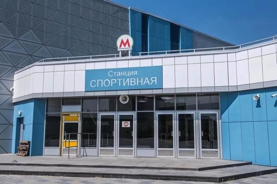 Новосибирский метрострой довели до банкротства Арбитражный суд ввёл в муниципальном предприятии Метро МиР процедуру банкротства наблюдение Решение принято по иску компании СпецТрансСтрой Ещё в ноябре 2022 года суд постановил взыскать с Метро МиРа в пользу компании более 200 млн рублей но муниципальное предприятие так и не отдало деньги СпецТрансСтрой был подрядчиком муниципального предприятия при возведении станции Спортивная Её достроили почти до конца но после работ начались проблемы с приёмом объекта Контракт был разорван Спортивная 14 я станция новосибирского метро ее строительство велось с 2019 по 2025 годы Спортивная стала первой станцией открытой в столице Сибири за последние 15 лет PROtransport
