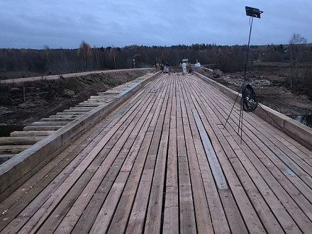 Под Шенкурском начали обустраивать верхний настил моста через Паденьгу в рамках нацпроекта «Безопасные качественные дороги».