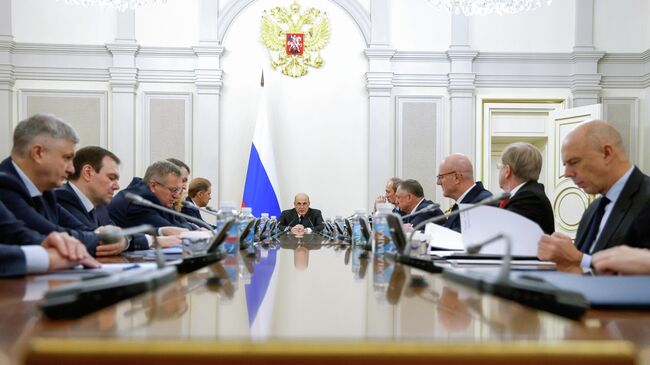 Мишустин дал зелёный свет новым электростанциям в Бурятии и Забайкалье Председатель правительства России Михаил Мишустин подписал распоряжение о долгосрочном отборе мощности для новых электростанций на юге Бурятии и в Забайкалье До конца 2025 года определят объекты которые войдут в план строительства а их мощности направят потребителям обеих ценовых зон оптового рынка Общий объём выбранных объектов составит 1050 1155 МВт каждый энергоблок будет давать от 25 до 350 МВт Поставки начнутся трижды в 2031 году 1 июля 1 октября и 1 декабря в зависимости от типа станции Базовая доходность инвестированного капитала установлена на уровне 14 предельно допустимые капитальные затраты на 2031 год составят 842 млн рублей за 1 МВт а максимальные расходы на эксплуатацию 544 145 рублей за 1 МВт в месяц Процедура отбора поможет оценить эффективность будущих инвестиций распределить нагрузку и создать условия для строительства современных объектов генерации Это укрепит стабильность энергоснабжения регионов и создаст надежную основу для работы промышленности и жителей