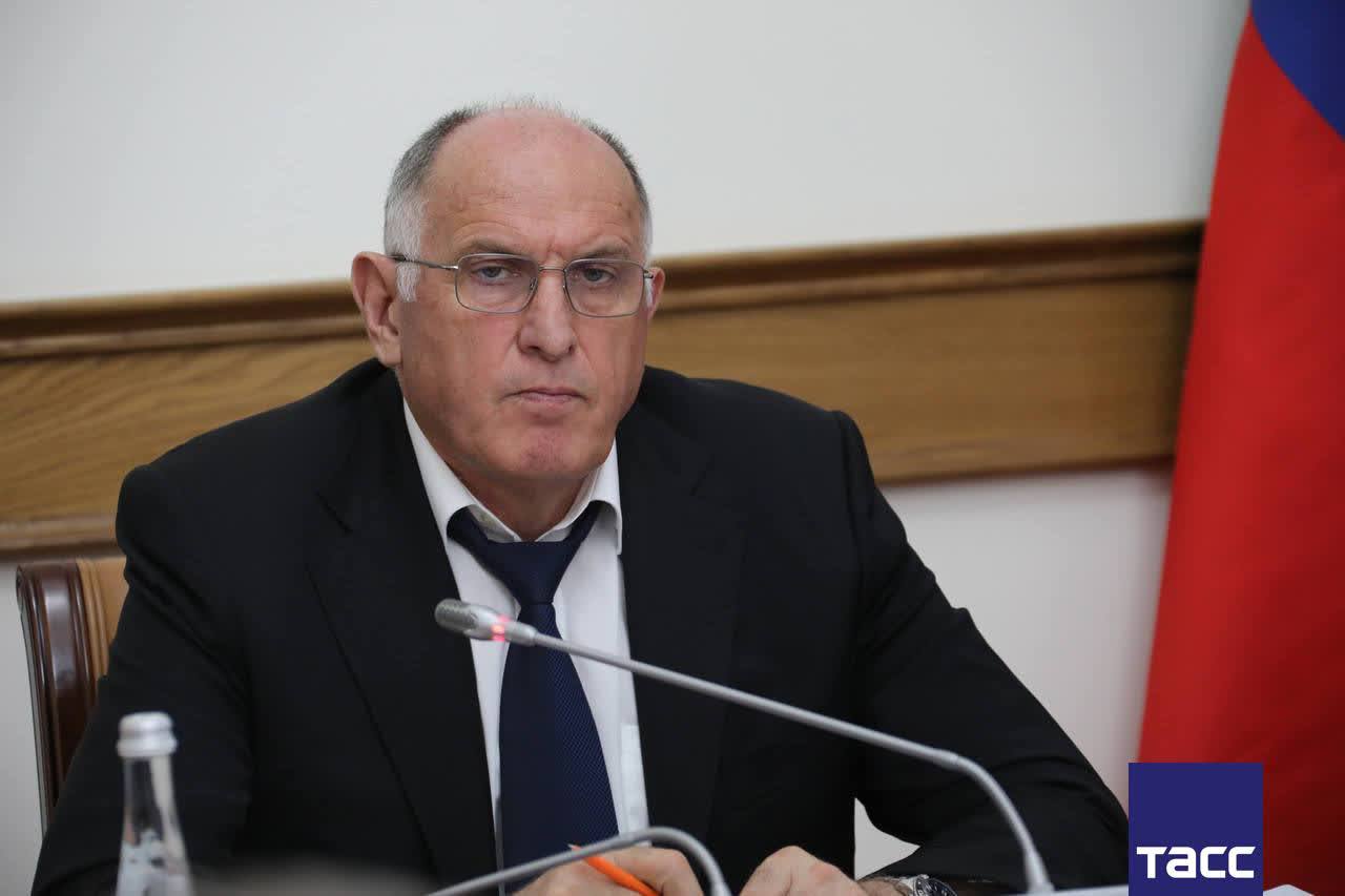 Нагрузки на сети, рассчитанные на другие объемы, в Дагестане связали с ростом экономики. За неполные 10 лет тепличные хозяйства из 25 га выросли до 700 га, сообщили в правительстве Дагестана. "Растет экономика, уровень жизни, подключается все большее число объектов инфраструктуры. Около 2 млн туристов приезжают в регион, они живут в гостиницах, пользуются бытовыми приборами, растет общая нагрузка, появляются новые объекты общественного питания. Еще один пример: в 2016 году в республике было 25 га теплиц, а сегодня они занимают уже 700 га. Это все говорит о развитии республики и экономики в разных сферах, и вместе с ней растет нагрузка на сети, которые были рассчитаны совсем на другие объемы",- сказал на совещании по проблемам энергоснабжения региона председатель правительства Абдулмуслим Абдулмуслимов. Фото: Правительство Дагестана/ТАСС