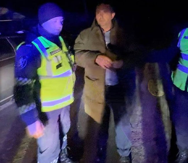 Это все фейки Зампрокурора оправдался за пьянку за рулем Ион Крищук не считает себя виноватым в нарушении закона Он утверждает что его оклеветали и он не употреблял спиртное за рулем Однако у Генпрокуратуры оказалось другое мнение чиновника уже отправили в отставку сообщила пресс секретарь ведомства Виолина Морару Крищук работал в глодянской прокуратуре с 2009 года