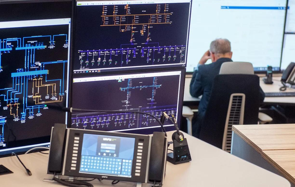 ФСТЭК России выявила свыше 1 2 тыс нарушений по итогам проверки 700 значимых объектов критической информационной инфраструктуры КИИ При этом минимальный уровень киберзащиты достигнут лишь у 36 организаций В числе ключевых причин системное отстранение ИБ специалистов от бизнес процессов и отсутствие полного учета IT активов Telegram Дзен MAX