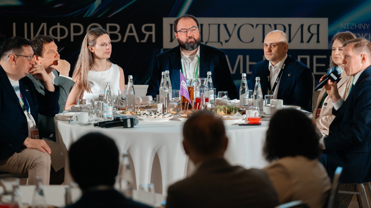 Минцифры поддержало предустановку российских операционных систем на ноутбуки Бизнес предложил обязать производителей техники предустанавливать российские операционные системы на ноутбуки, продающиеся в нашей стране. С таким предложением управляющий партнер IТ-холдинга Fplus Алексей Мельников выступил на пресс-завтраке «100 шагов к национальным чемпионам», организованном Минцифры и «Ведомостями» в рамках форума ЦИПР-2025. Министр цифрового развития Максут Шадаев поддержал эту идею и отметил, что реализовать ее «довольно легко», если она поможет увеличить долю отечественных решений. пресс-служба конференции ЦИПР Подпишитесь на «Ведомости»